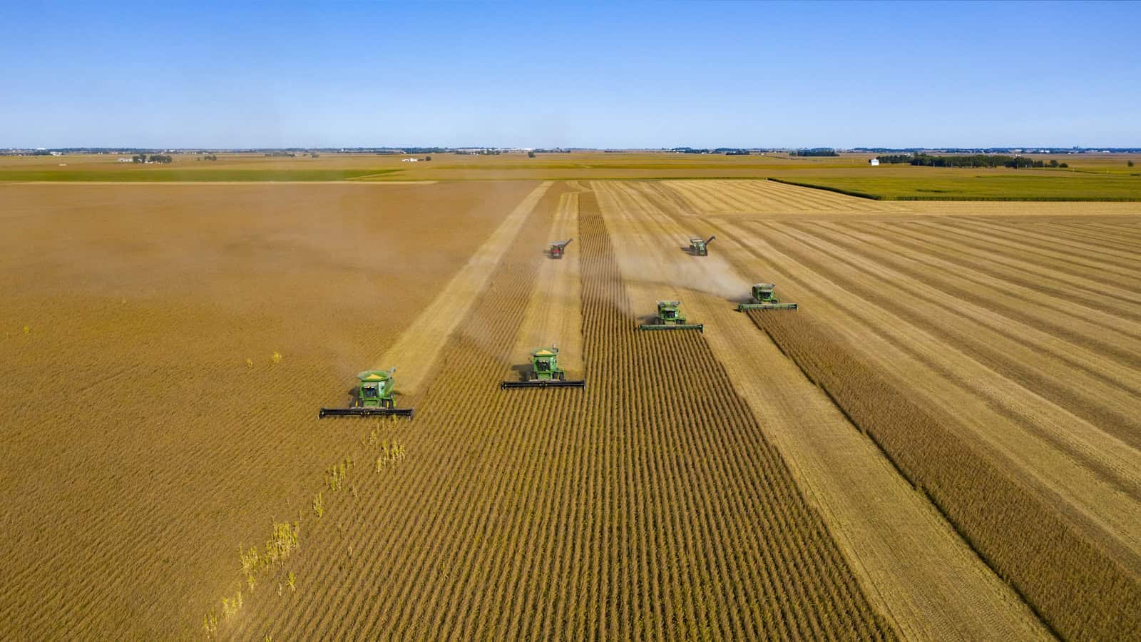 Colheitadeira em campo de grãos durante a colheita, ilustrando o crédito rural do Plano Safra 2026/27