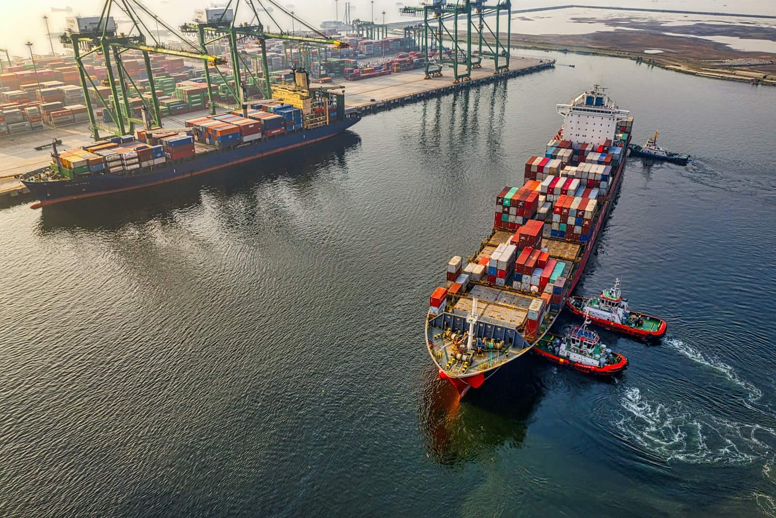 Navio de carga em porto de exportação, ilustrando o prêmio de exportação da soja brasileira